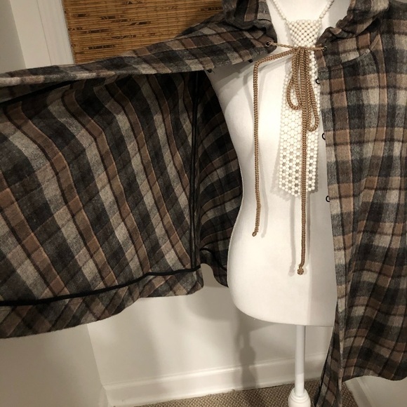 Robbi & Nikki Cape - Picture 2 of 11